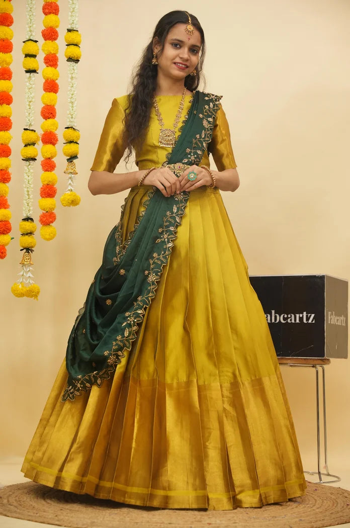 దక్షిణ భారత పండుగ సాంప్రదాయ హాఫ్ చీర (ఛవి)