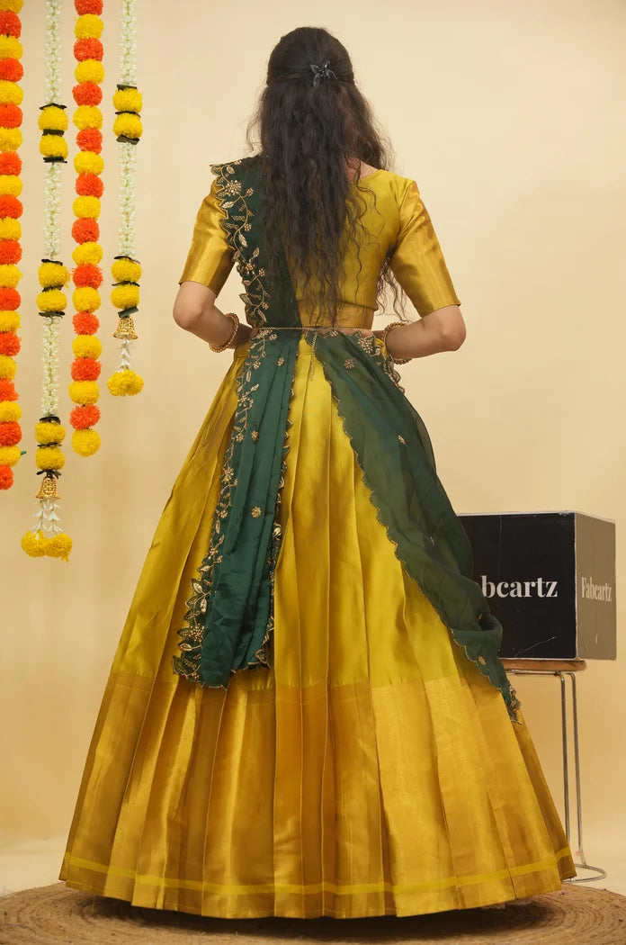 దక్షిణ భారత పండుగ సాంప్రదాయ హాఫ్ చీర (ఛవి)