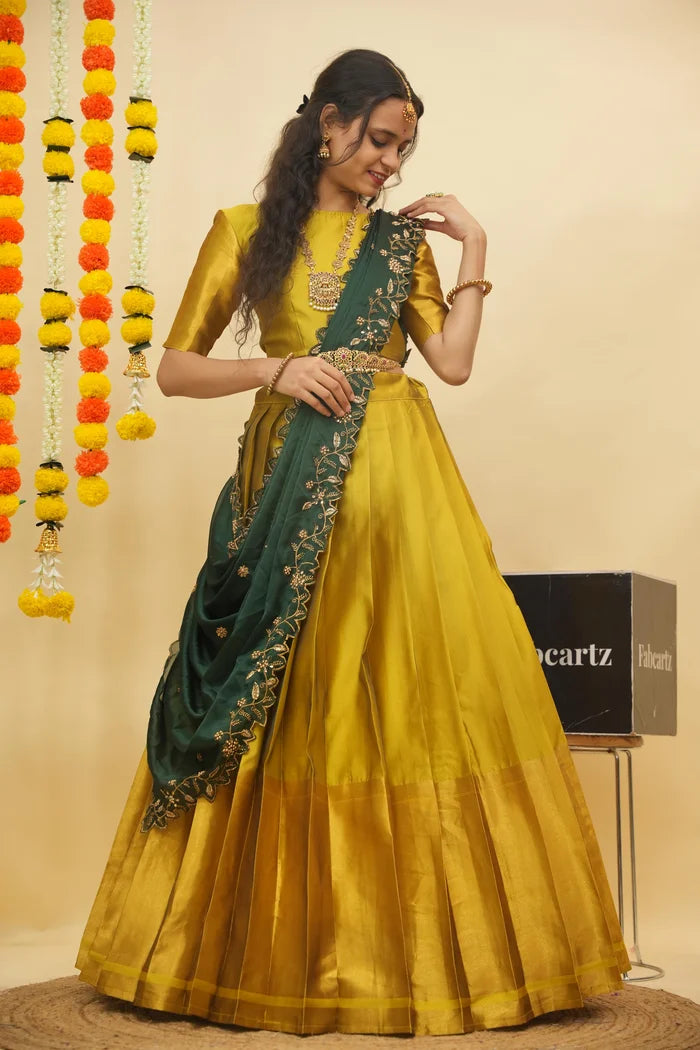 దక్షిణ భారత పండుగ సాంప్రదాయ హాఫ్ చీర (ఛవి)