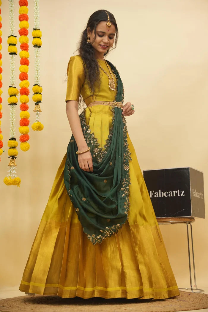 దక్షిణ భారత పండుగ సాంప్రదాయ హాఫ్ చీర (ఛవి)