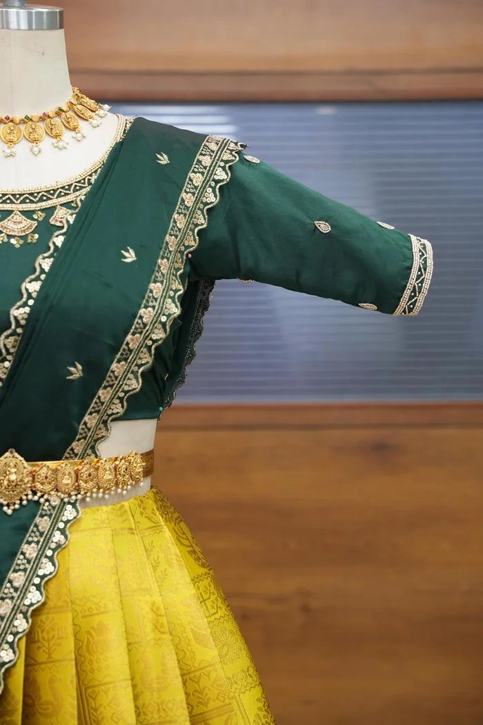 దక్షిణ భారత పండుగ సాంప్రదాయ హాఫ్ చీర (ఛవి)