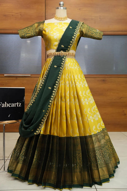 దక్షిణ భారత పండుగ సాంప్రదాయ హాఫ్ చీర (ఛవి) 