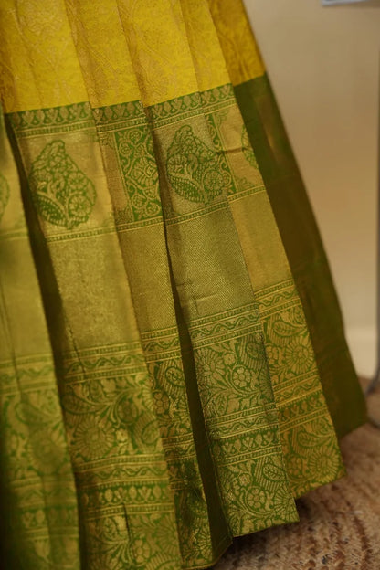 దక్షిణ భారత పండుగ సాంప్రదాయ హాఫ్ చీర (ఛవి) 