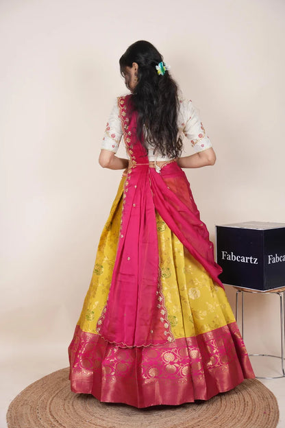 దక్షిణ భారత పండుగ సాంప్రదాయ హాఫ్ చీర (ఛవి) 
