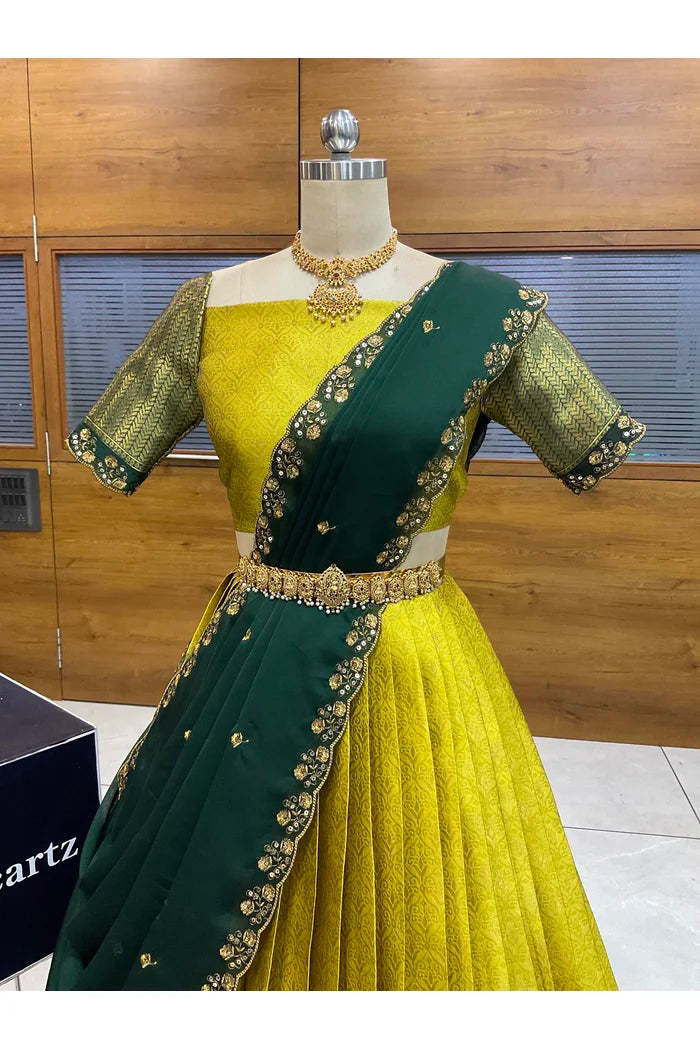 దక్షిణ భారత పండుగ సాంప్రదాయ హాఫ్ చీర (ఛవి) 